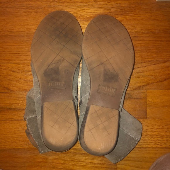 Light Grey Ming Suede Ankle Booties. Size 8 - Picture 4 of 4